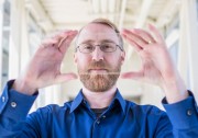 窗戶也能吸收太陽能：科學(xué)家成功研發(fā)全透明太陽能材料