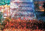 印近4萬(wàn)農(nóng)民“長(zhǎng)征”抗議 有人頭頂光伏“神器”為手機(jī)充電
