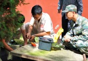 英利為某部隊(duì)維護(hù)光伏路燈 綠色電力繼續(xù)“站崗”