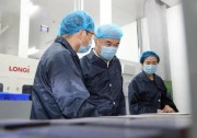 陜西省省長劉國中考察隆基咸陽5GW單晶組件生產(chǎn)基地